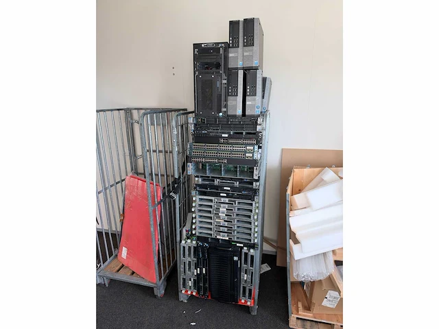 Partij rackservers / netwerkapparatuur / inhoud ruimte - afbeelding 16 van  25