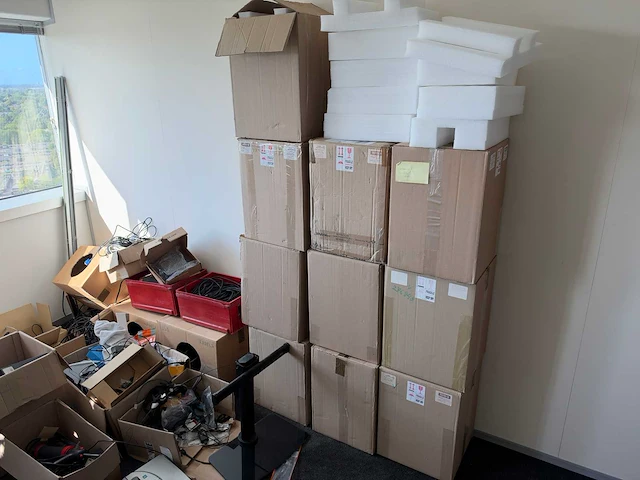 Partij rackservers / netwerkapparatuur / inhoud ruimte - afbeelding 8 van  25