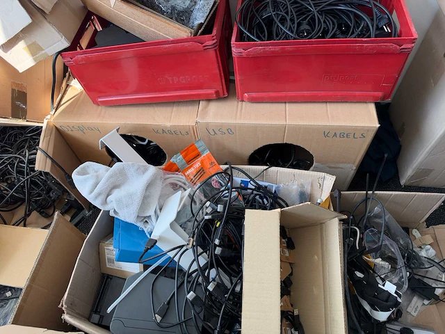 Partij rackservers / netwerkapparatuur / inhoud ruimte - afbeelding 3 van  25