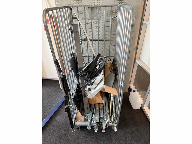 Partij rackservers / netwerkapparatuur / inhoud ruimte - afbeelding 11 van  25