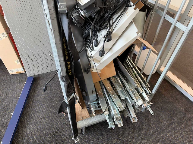 Partij rackservers / netwerkapparatuur / inhoud ruimte - afbeelding 19 van  25