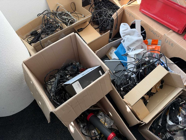 Partij rackservers / netwerkapparatuur / inhoud ruimte - afbeelding 23 van  25