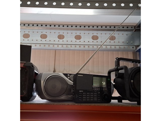 Partij radio's/ bouwradio's, philips, hitachi, medion - afbeelding 2 van  11