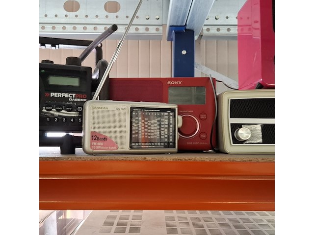 Partij radio's/ bouwradio's, philips, hitachi, medion - afbeelding 10 van  11