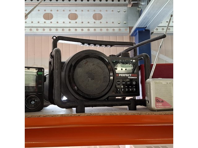 Partij radio's/ bouwradio's, philips, hitachi, medion - afbeelding 11 van  11