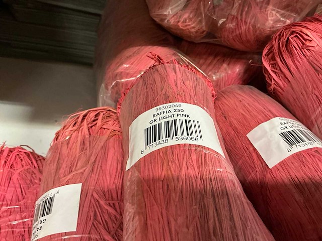Partij raffia 250gr light pink (83x) - afbeelding 2 van  2