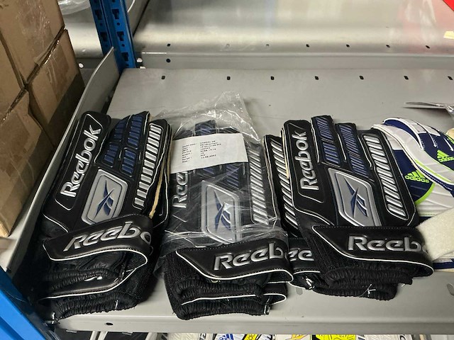 Partij reebok & adidas keeperhandschoenen (41x) - afbeelding 1 van  8