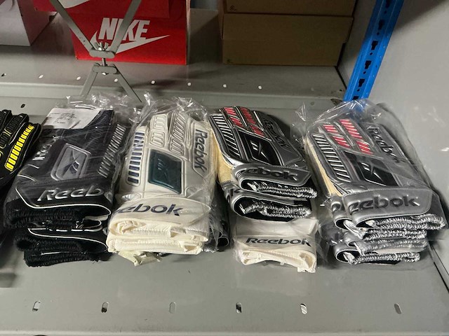 Partij reebok & adidas keeperhandschoenen (41x) - afbeelding 6 van  8