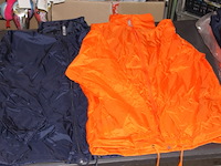 Partij regenjassen maat s oranje en blauw ruim 37 stuks in ds 1 - afbeelding 2 van  5