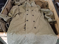 Partij regenjassen, rokken, broeken en diverse kleding - afbeelding 10 van  23