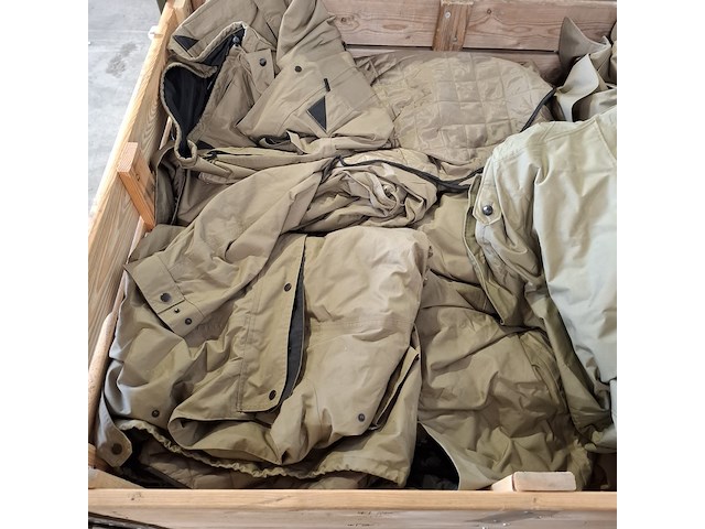 Partij regenjassen, rokken, broeken en diverse kleding - afbeelding 13 van  23