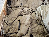 Partij regenjassen, rokken, broeken en diverse kleding - afbeelding 13 van  23