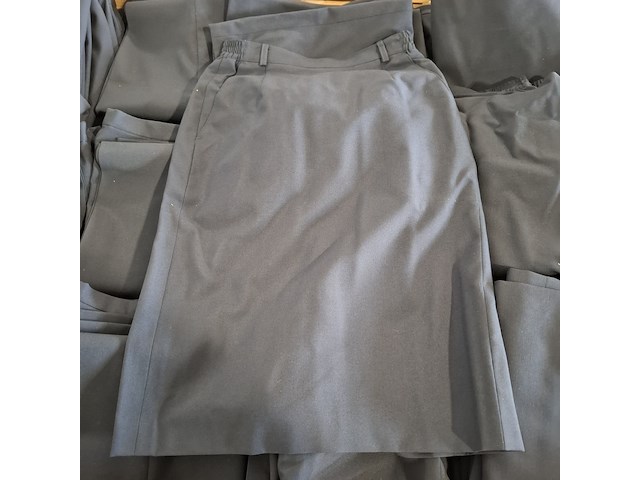 Partij regenjassen, rokken, broeken en diverse kleding - afbeelding 15 van  23