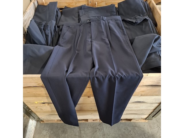 Partij regenjassen, rokken, broeken en diverse kleding - afbeelding 16 van  23