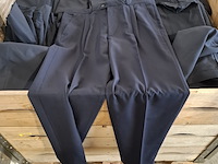 Partij regenjassen, rokken, broeken en diverse kleding - afbeelding 16 van  23