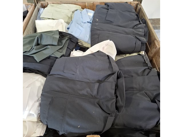 Partij regenjassen, rokken, broeken en diverse kleding - afbeelding 17 van  23