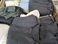 Partij regenjassen, rokken, broeken en diverse kleding - afbeelding 17 van  23