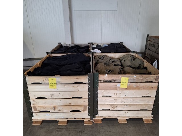 Partij regenjassen, rokken, broeken en diverse kleding - afbeelding 1 van  23