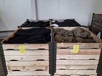 Partij regenjassen, rokken, broeken en diverse kleding