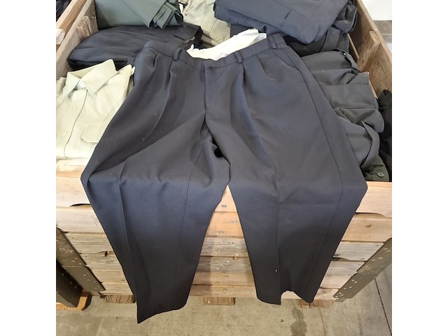 Partij regenjassen, rokken, broeken en diverse kleding - afbeelding 21 van  23