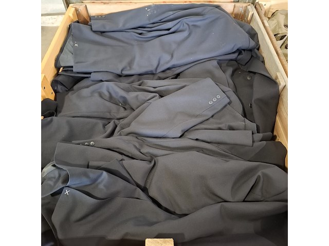 Partij regenjassen, rokken, broeken en diverse kleding - afbeelding 2 van  23