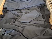 Partij regenjassen, rokken, broeken en diverse kleding - afbeelding 2 van  23