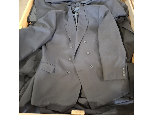 Partij regenjassen, rokken, broeken en diverse kleding - afbeelding 3 van  23