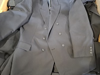 Partij regenjassen, rokken, broeken en diverse kleding - afbeelding 3 van  23