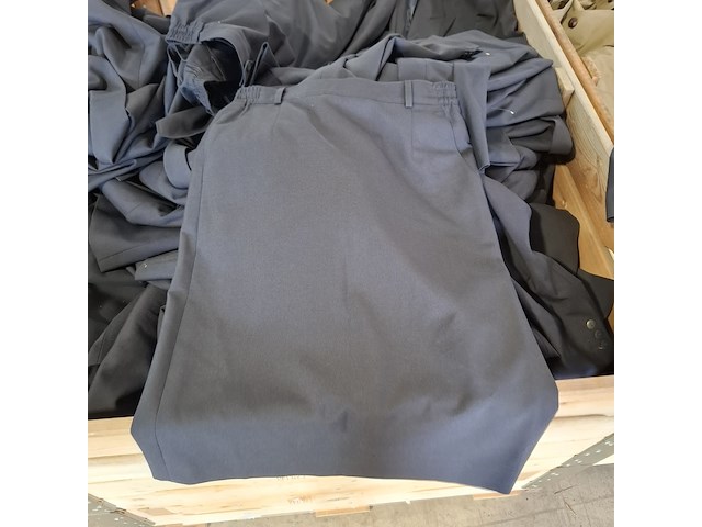 Partij regenjassen, rokken, broeken en diverse kleding - afbeelding 4 van  23