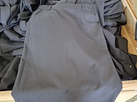 Partij regenjassen, rokken, broeken en diverse kleding - afbeelding 4 van  23