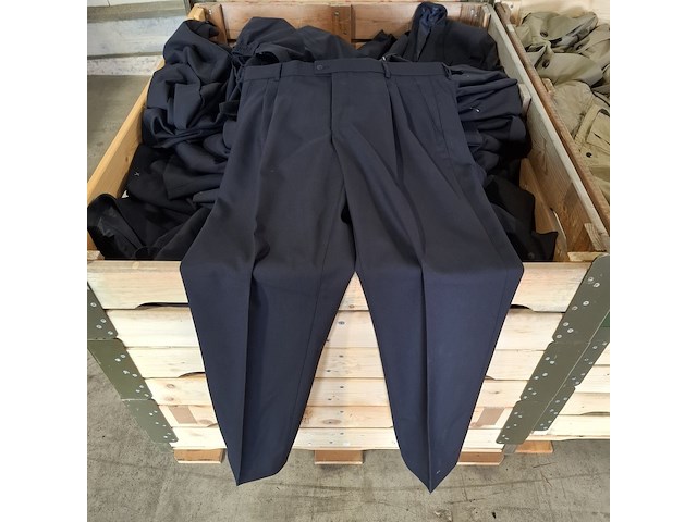 Partij regenjassen, rokken, broeken en diverse kleding - afbeelding 5 van  23