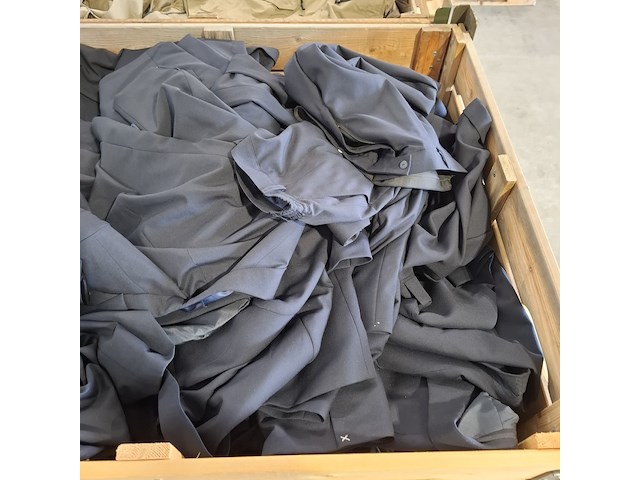 Partij regenjassen, rokken, broeken en diverse kleding - afbeelding 6 van  23