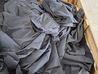 Partij regenjassen, rokken, broeken en diverse kleding - afbeelding 6 van  23