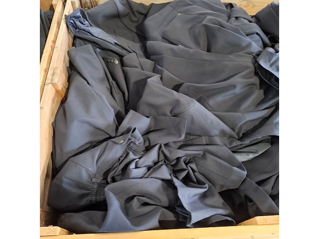 Partij regenjassen, rokken, broeken en diverse kleding - afbeelding 7 van  23