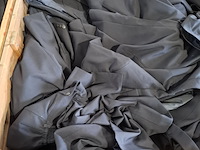 Partij regenjassen, rokken, broeken en diverse kleding - afbeelding 7 van  23