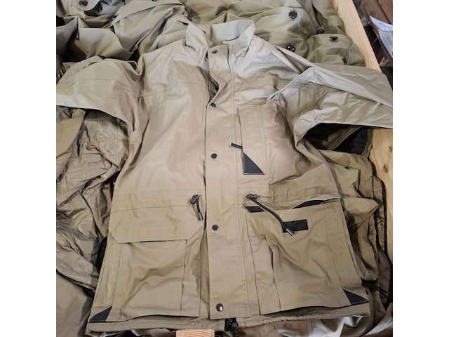 Partij regenjassen, rokken, broeken en diverse kleding - afbeelding 9 van  23