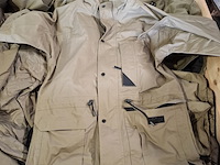 Partij regenjassen, rokken, broeken en diverse kleding - afbeelding 9 van  23