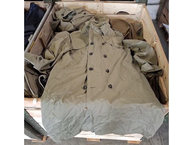 Partij regenjassen, rokken, broeken en diverse kleding - afbeelding 2 van  23