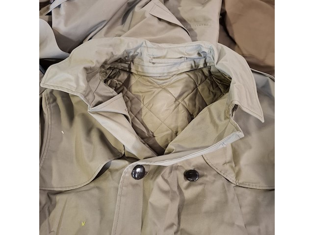 Partij regenjassen, rokken, broeken en diverse kleding - afbeelding 3 van  23