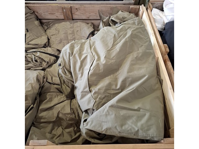 Partij regenjassen, rokken, broeken en diverse kleding - afbeelding 4 van  23