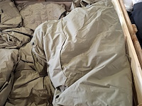 Partij regenjassen, rokken, broeken en diverse kleding - afbeelding 4 van  23