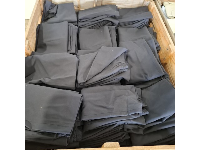 Partij regenjassen, rokken, broeken en diverse kleding - afbeelding 6 van  23