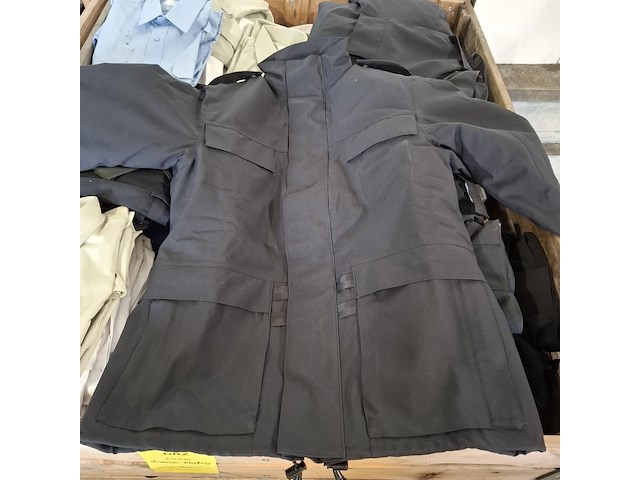 Partij regenjassen, rokken, broeken en diverse kleding - afbeelding 13 van  23