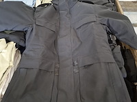 Partij regenjassen, rokken, broeken en diverse kleding - afbeelding 13 van  23