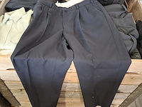 Partij regenjassen, rokken, broeken en diverse kleding - afbeelding 14 van  23
