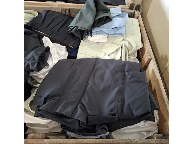 Partij regenjassen, rokken, broeken en diverse kleding - afbeelding 15 van  23