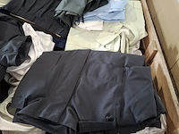 Partij regenjassen, rokken, broeken en diverse kleding - afbeelding 15 van  23