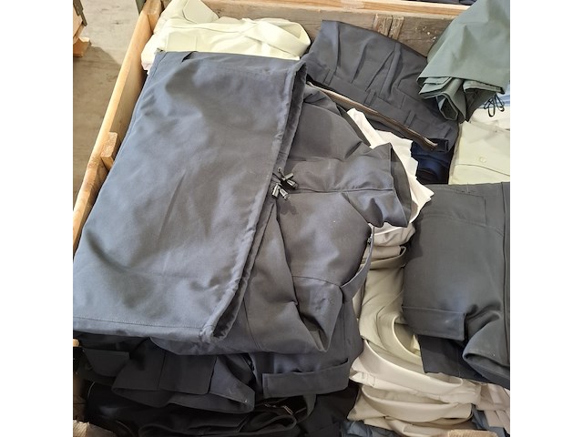 Partij regenjassen, rokken, broeken en diverse kleding - afbeelding 16 van  23