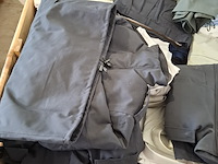 Partij regenjassen, rokken, broeken en diverse kleding - afbeelding 16 van  23