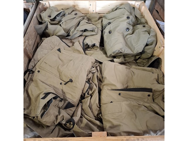 Partij regenjassen, rokken, broeken en diverse kleding - afbeelding 22 van  23
